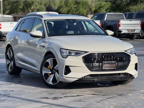 2022 Audi e-tron Premium Plus