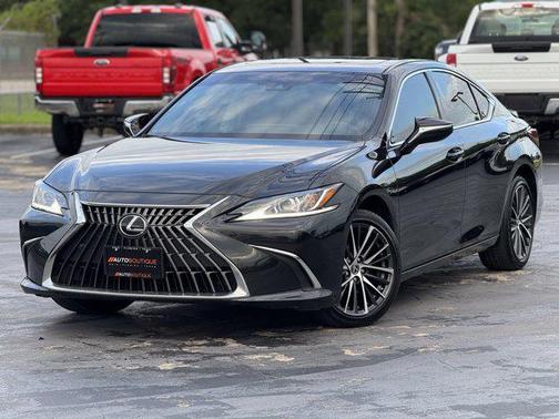 2025 Lexus ES 300h Base