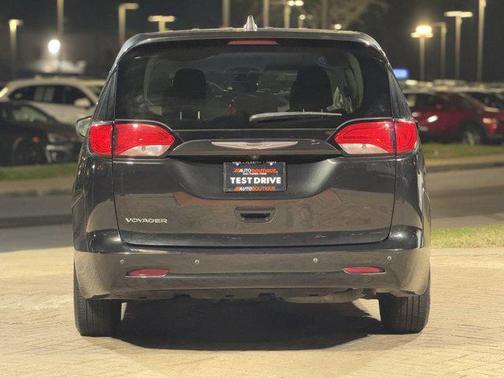 2022 Chrysler Voyager LX