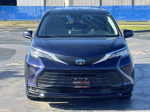 2022 Toyota Sienna LE