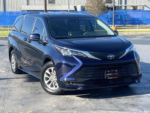 2022 Toyota Sienna LE