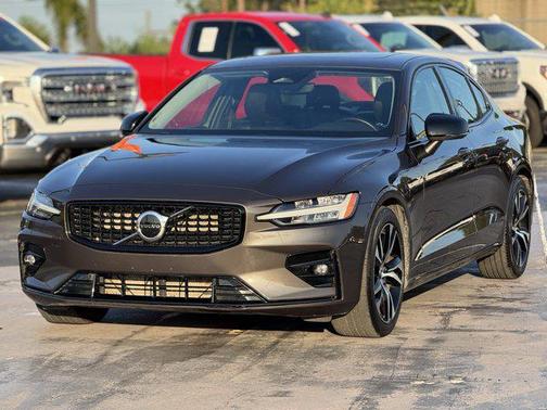 2024 Volvo S60 B5 Core Dark Theme