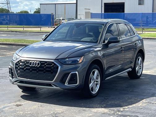 Daytona Gray Pearl Effect 2024 Audi Q5 55 S line Premium