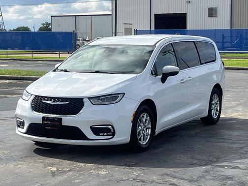 Bright White Clearcoat 2023 Chrysler Pacifica Touring L