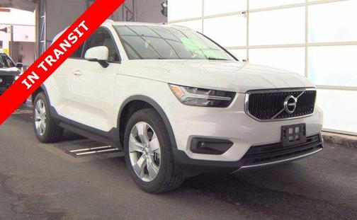 Crystal White Metallic 2021 Volvo XC40 T5 Momentum