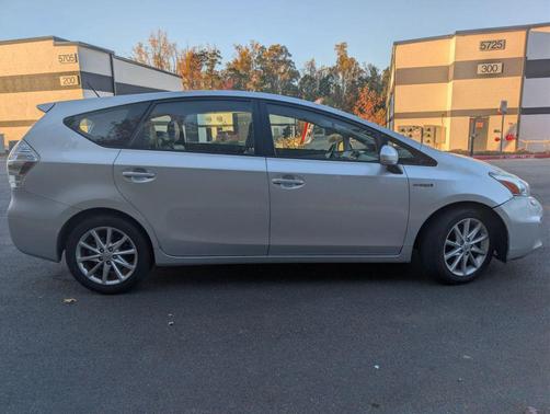 2014 Toyota Prius v Five