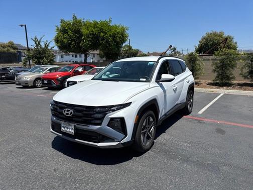 White 2025 Hyundai TUCSON SEL