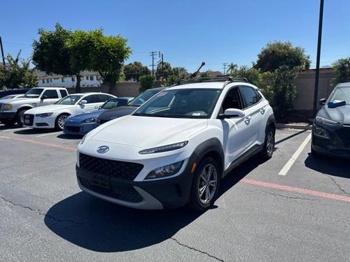 White 2022 Hyundai KONA SEL