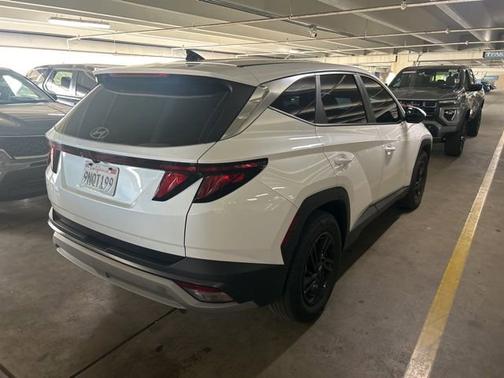 White 2025 Hyundai TUCSON SE