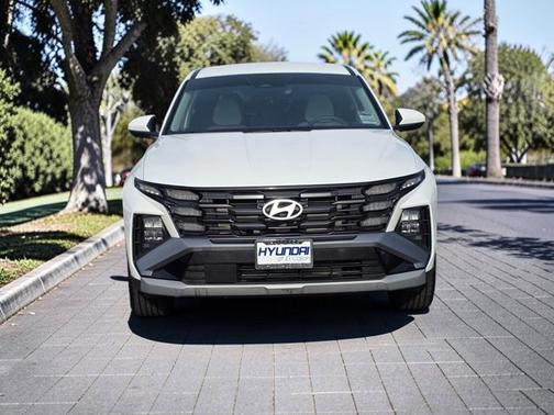 White 2025 Hyundai TUCSON SE