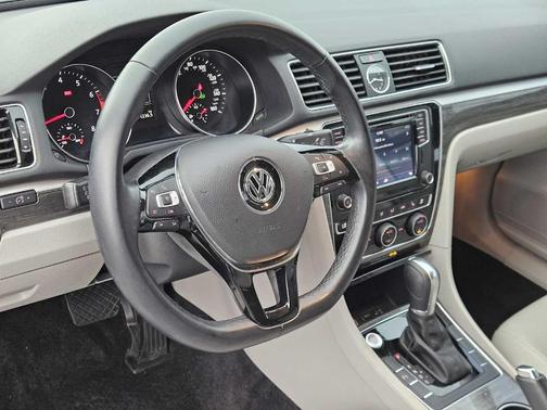 2017 Volkswagen Passat 1.8T SE w/Technology