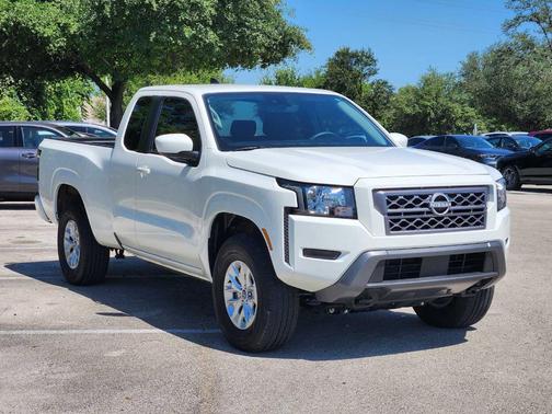 Glacier White 2024 Nissan Frontier SV