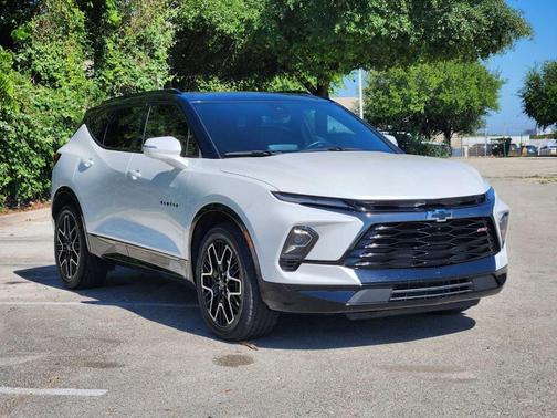 Iridescent Pearl Tricoat 2023 Chevrolet Blazer RS