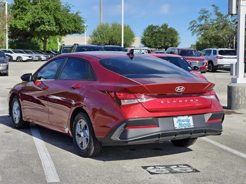2025 Hyundai ELANTRA SE