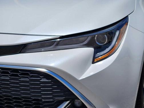 Blizzard Pearl 2019 Toyota Corolla Hatchback XSE