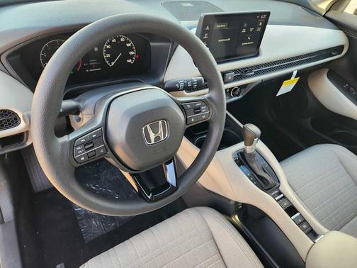 Platinum White Pearl 2026 Honda HR-V LX