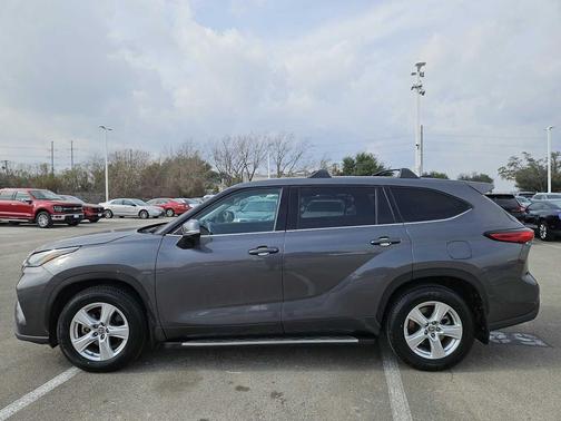 2022 Toyota Highlander LE