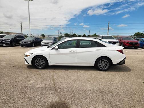 White 2024 Hyundai ELANTRA SEL