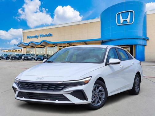 White 2024 Hyundai ELANTRA SEL