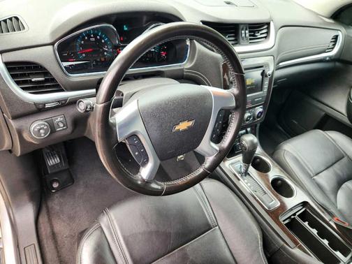 Silver Ice Metallic 2017 Chevrolet Traverse 2LT