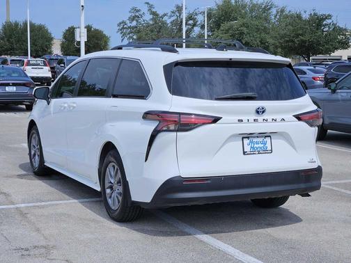 2022 Toyota Sienna LE