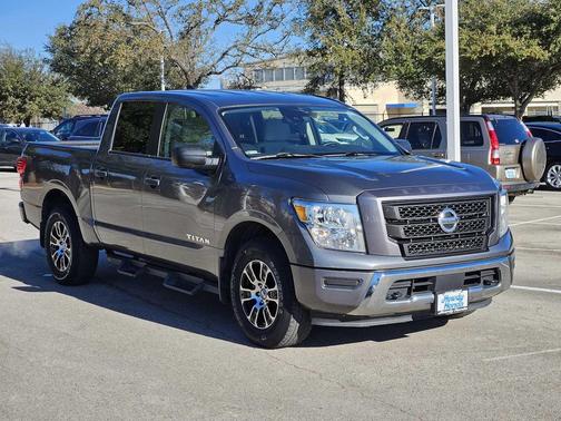 2022 Nissan Titan SV