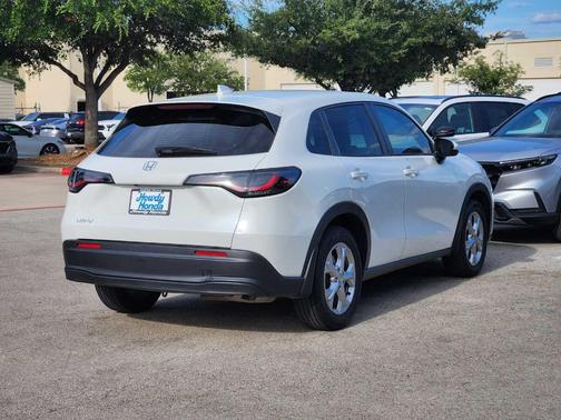 Platinum White Pearl 2024 Honda HR-V LX