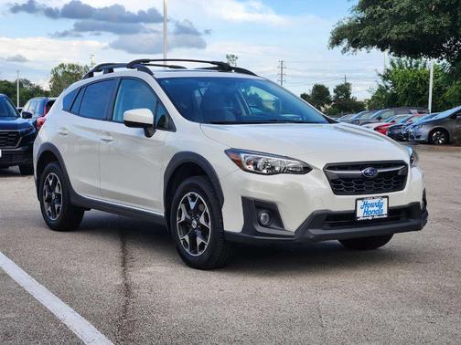 Crystal White Pearl 2018 Subaru Crosstrek 2.0i Premium