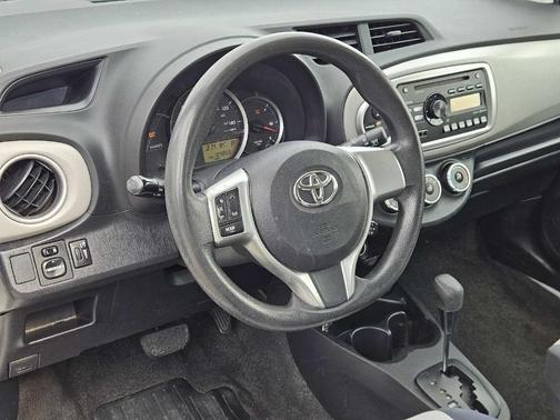 2013 Toyota Yaris LE