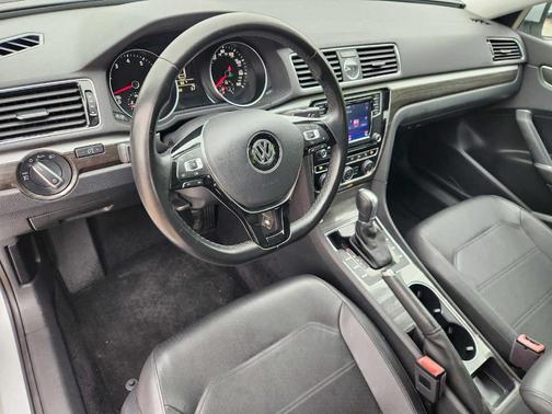 Reflex Silver Metallic 2016 Volkswagen Passat 1.8T SE