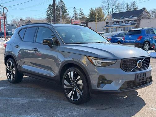 2023 Volvo XC40 B5 Plus Dark Theme