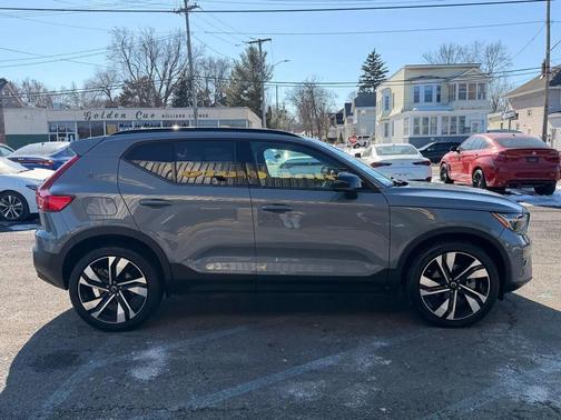 2023 Volvo XC40 B5 Plus Dark Theme