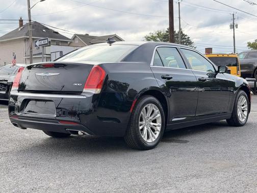 Gloss Black 2017 Chrysler 300 Limited