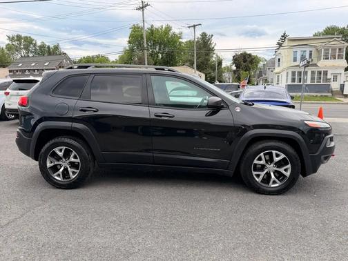 Brilliant Black Crystal Pearlcoat 2014 Jeep Cherokee Trailhawk