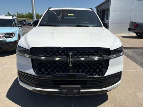 White Metallic 2026 Lincoln Navigator Reserve