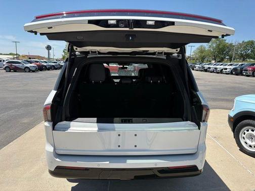 White Metallic 2026 Lincoln Navigator Reserve