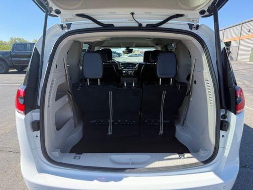 2023 Chrysler Pacifica Touring-L