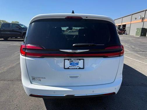 2023 Chrysler Pacifica Touring-L