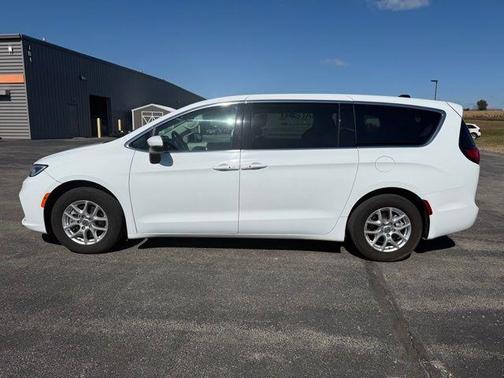 2023 Chrysler Pacifica Touring-L