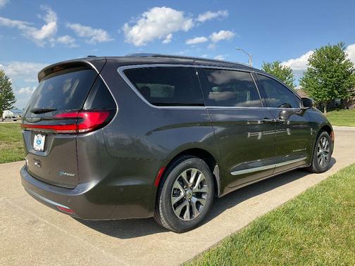 2022 Chrysler Pacifica Hybrid Pinnacle