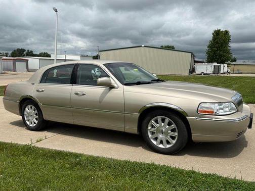 Tan 2006 Lincoln Town Car Signature Limited
