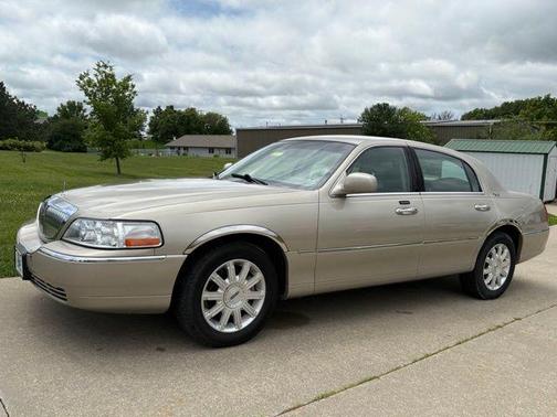 Tan 2006 Lincoln Town Car Signature Limited