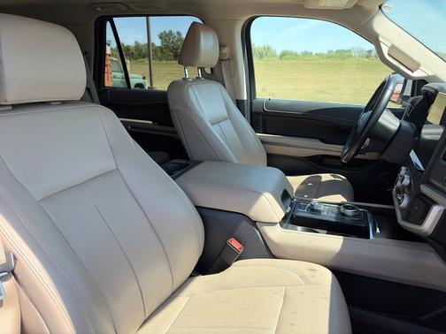 White Metallic 2023 Ford Expedition XLT