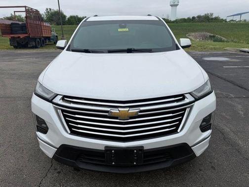Iridescent Pearl Tricoat 2023 Chevrolet Traverse Premier