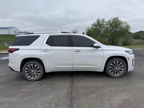 Iridescent Pearl Tricoat 2023 Chevrolet Traverse Premier