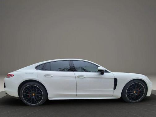2018 Porsche Panamera 4