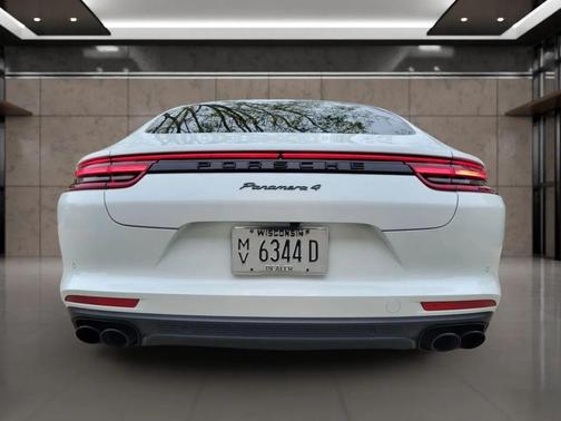 2018 Porsche Panamera 4