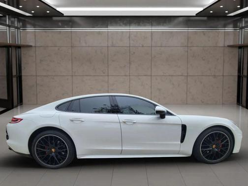 2018 Porsche Panamera 4