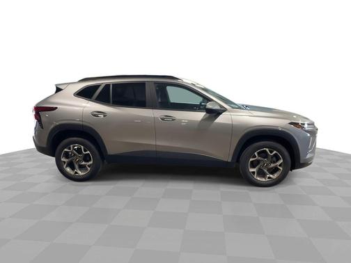 Sterling Gray Metallic 2024 Chevrolet Trax FWD 4dr LT
