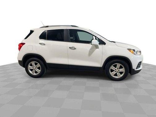 Summit White 2019 Chevrolet Trax FWD 4dr LT